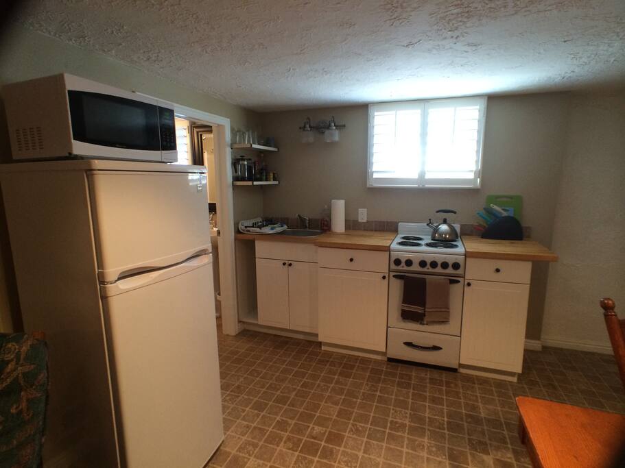 Small kitchen with everything you need.