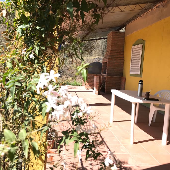 Galería con parrilla y horno de barro