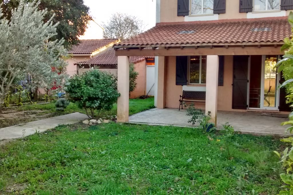 LA FAçADE ARRIERE + LE JARDIN