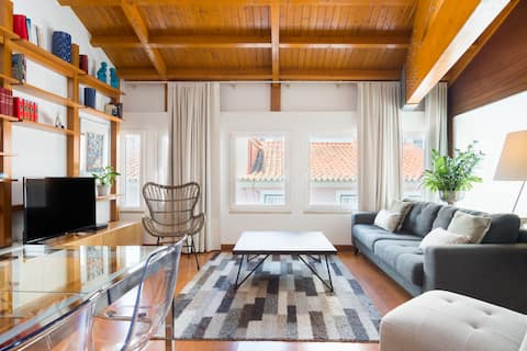 Airbnb em destaque: Architect-Designed Loft in a Historic Hilltop Neighborhood em Santo António