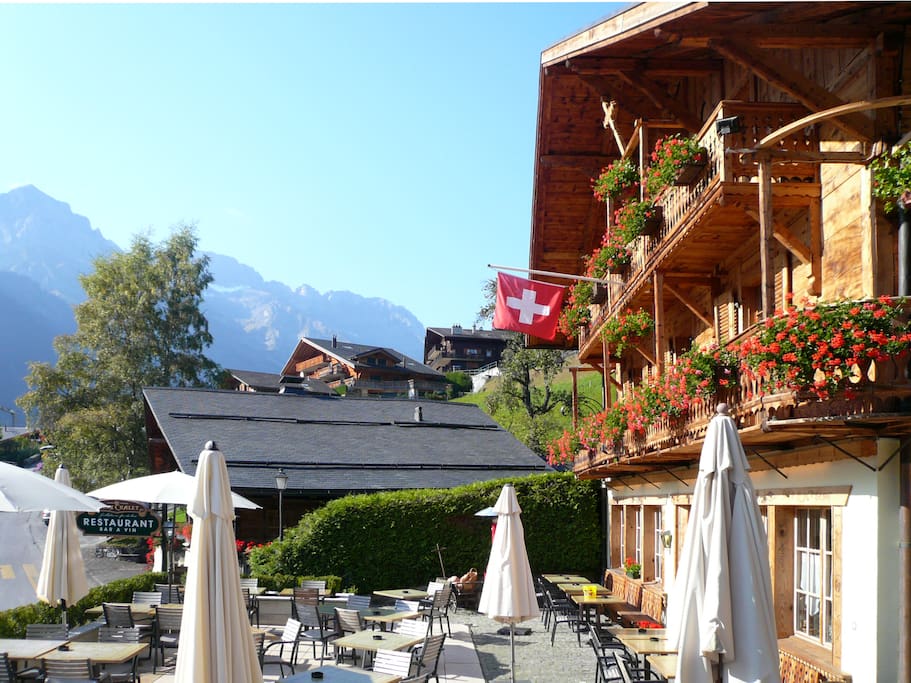 Chalet typique Suisse avec vue sur les Dents-du-Midi et restaurant de plein pied.
