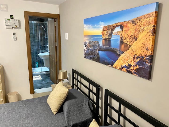 闲置的3号卧室，配备全功能卫生间和空调