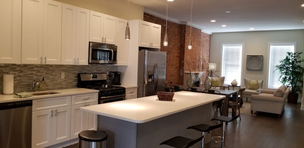 Elegant Town home, Newark / Ironbound gallery image 2