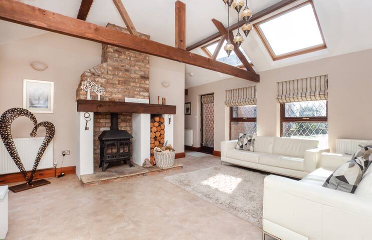 Stylish two bedroom lodge sleeps four near York