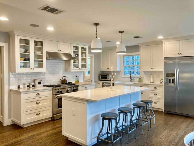 Tarrytown Colonial Farmhouse with Resort Pool gallery image 5