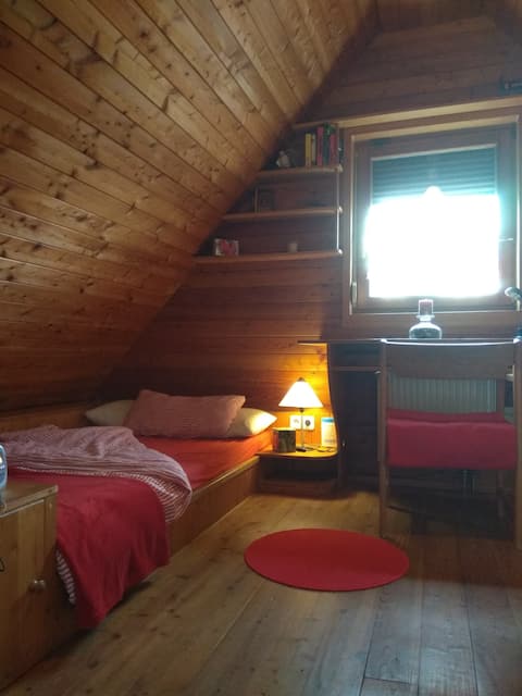 Gemütliches Holz Zimmer mit Duschbad & Kochnische