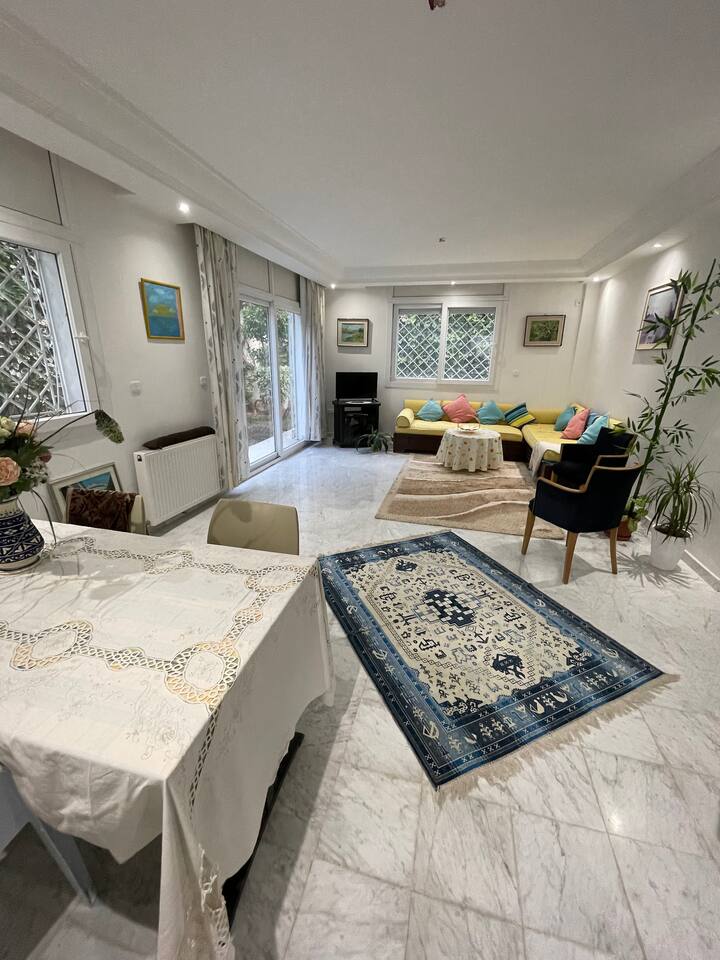 Schöne BodenVilla mit Garten