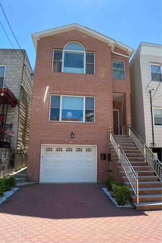 Spacious 4BR home 30 mins* from NY! Parking avail! gallery image 3