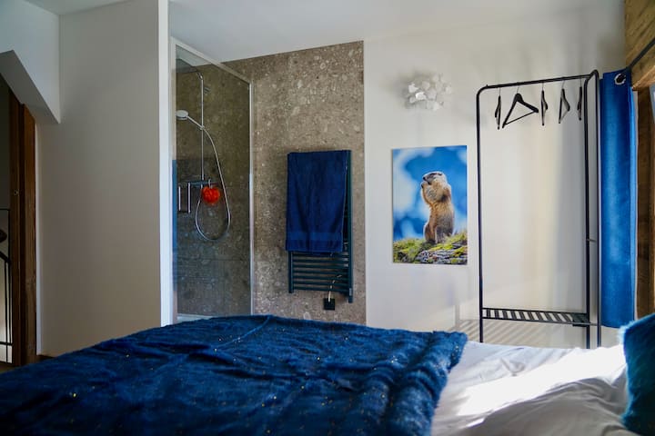 Soveværelse ovenpå, brusebad