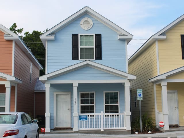 Comfortable Cottage 1 Block To Beach!