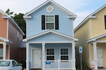 Comfortable Clean 1 Block To Beach!