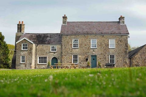 Nash Farmhouse - Secluded Farm - Sleeps 14