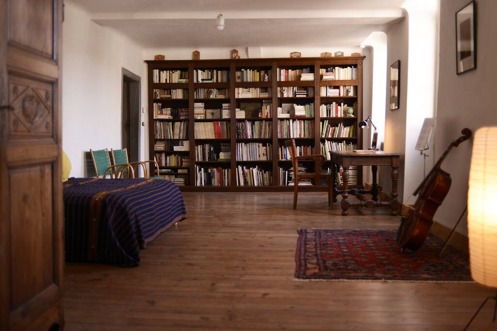 bibliothèque/bureau avec un couchage double
