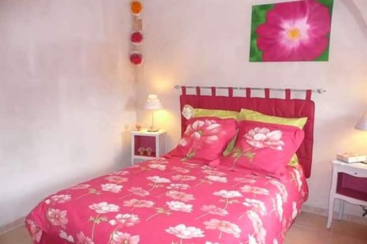 1号卧室，适合行动不便的人。