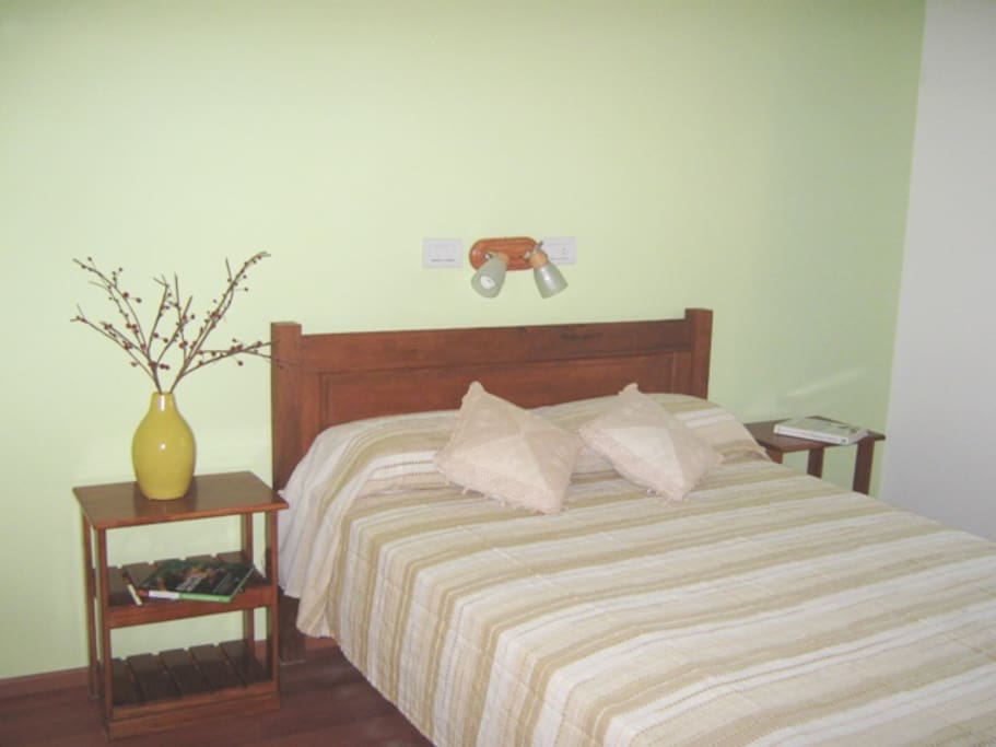 Habitacion matrimonial a la que se puede adicionar una cama