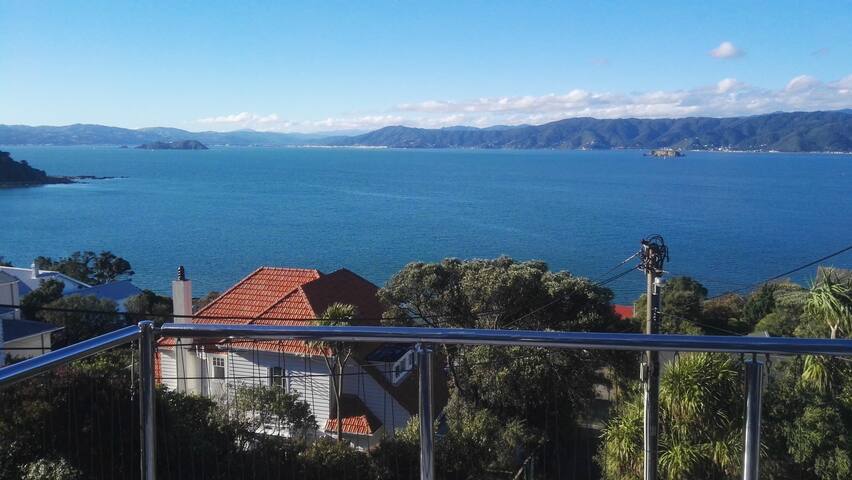 Airport & Weta Locale, Sea Views, Master & EnSuite