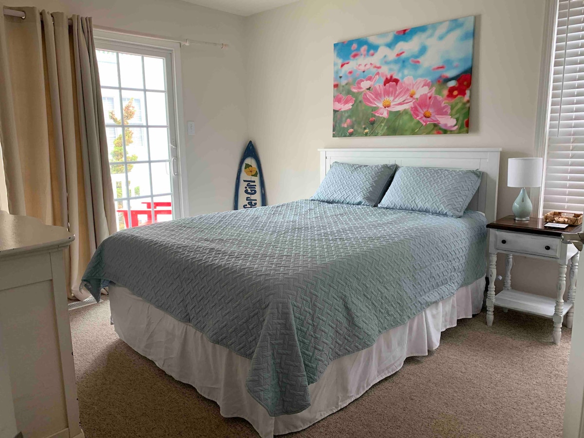 Tweede slaapkamer heeft ventilator, tv, kast, touch lamp met usb-oplader en schuifregelaar naar achterdek. 