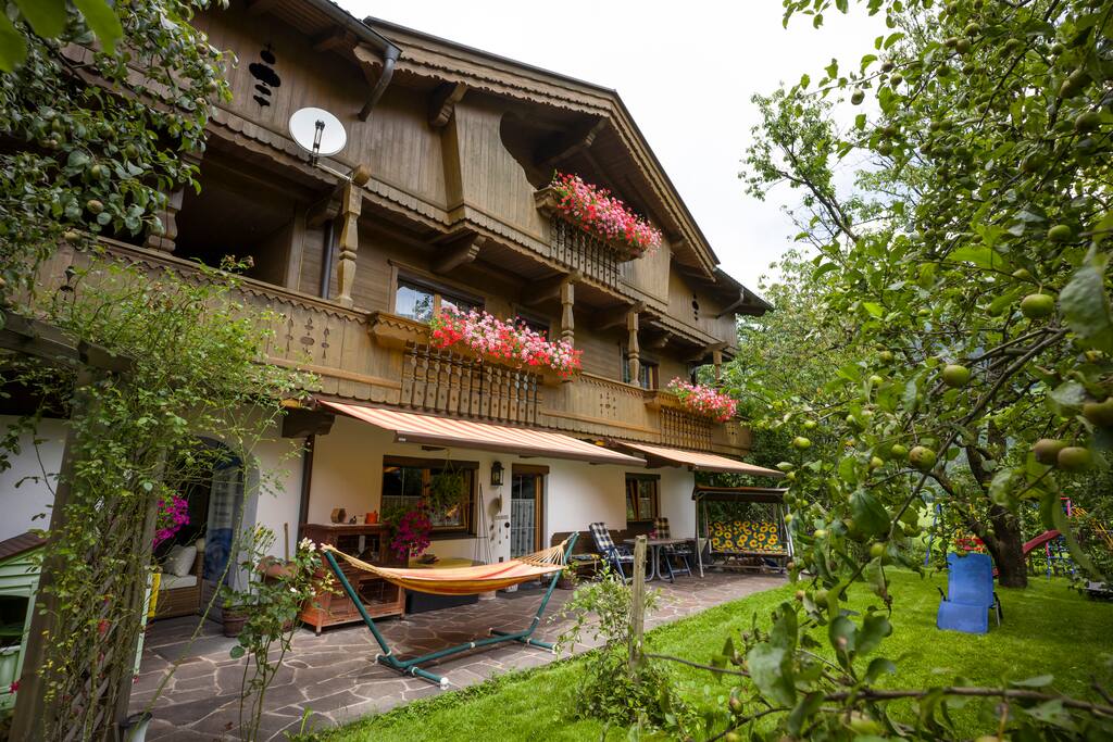 Haus Südseite mit Terrasse