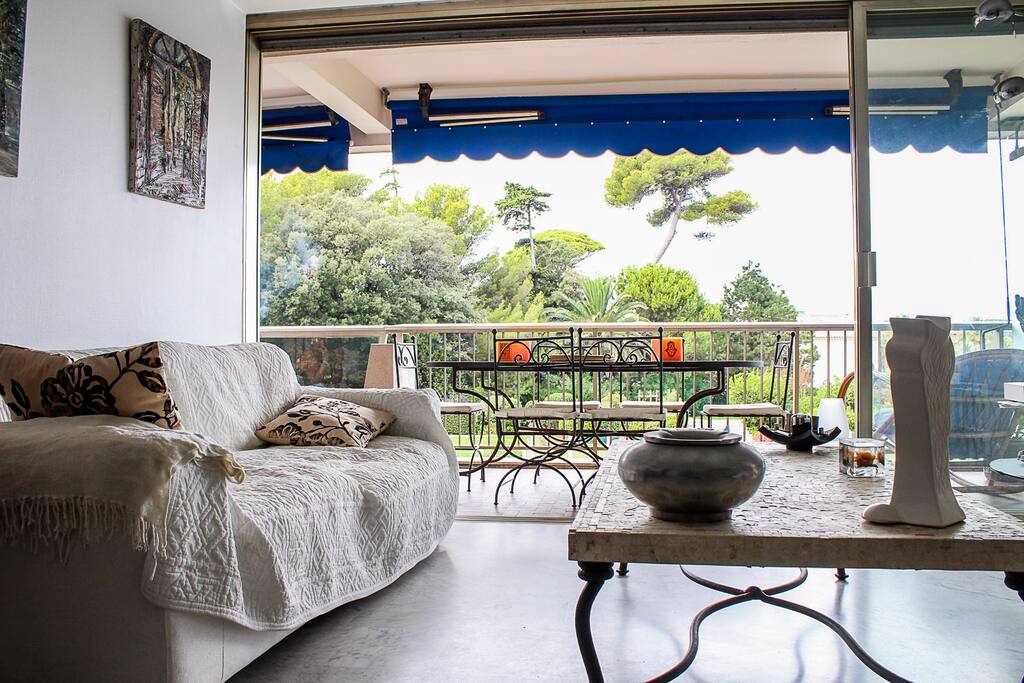 Le salon avec la terrasse en arrière-plan