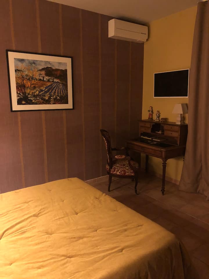 Dhoma e gjumit me drejtim nga veriu, pjesa e pasme e shtëpisë.