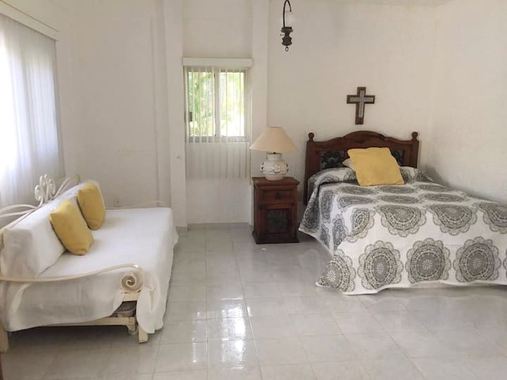 Соба бр. 3 (приземје со пристап на отворено):
1 брачен кревет; 1 кауч на спуштање; 1 кревет на спуштање, бања