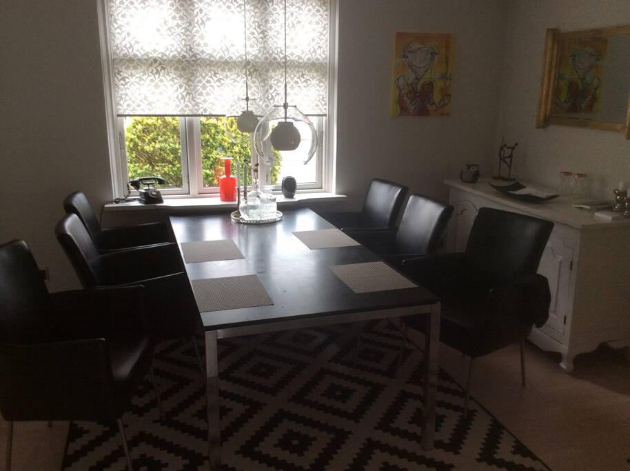 Der er tillægs plader til bordet.