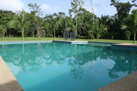 Charming tropical getaway with Pool