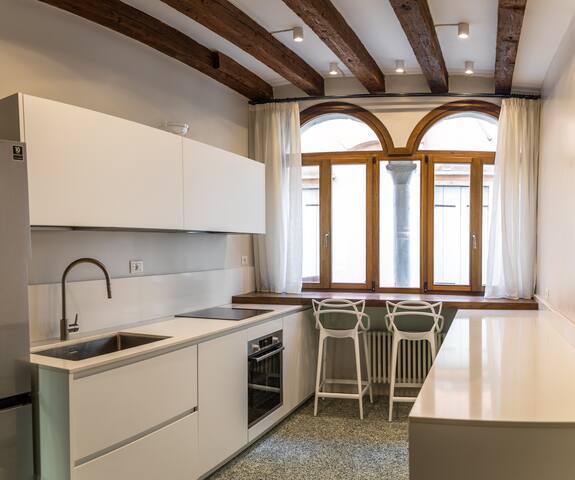 VeniceTownhouse, Entire Renovated Palazzo gallery image 4