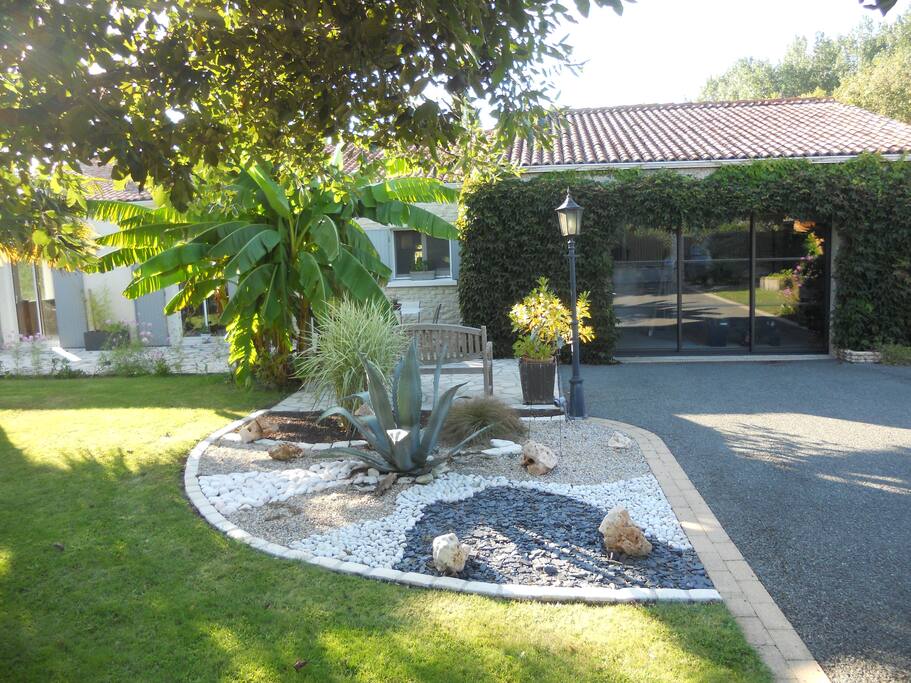 Jardin fleuri et arborés