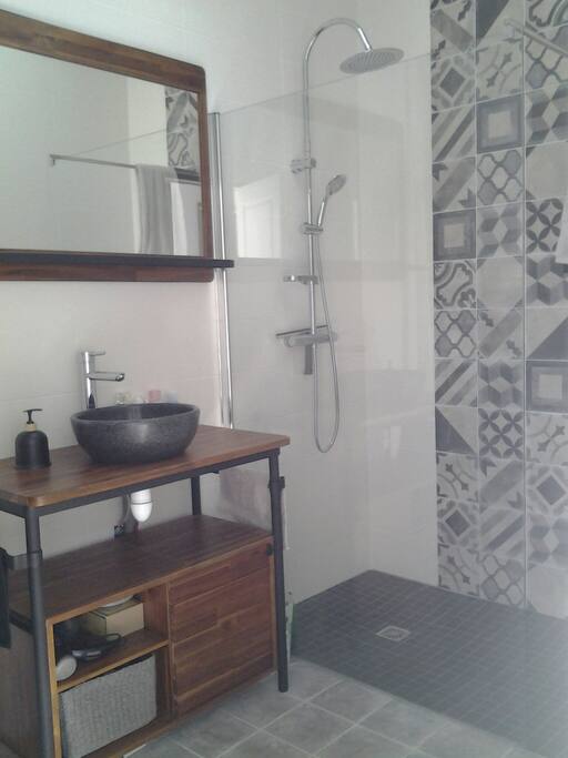 salle de bains avec douche à l'italienne