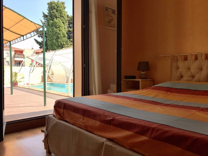 Спалнята с изглед към басейна.