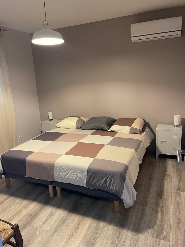 Kitanda katika 180x200
Uwezekano wa kufanya 2 vitanda katika 90x200
Hakikisha unaiomba 