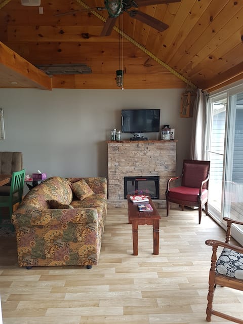 Top Airbnb: Sunset in beautiful Sandy Bay in Haldimand Norfolk