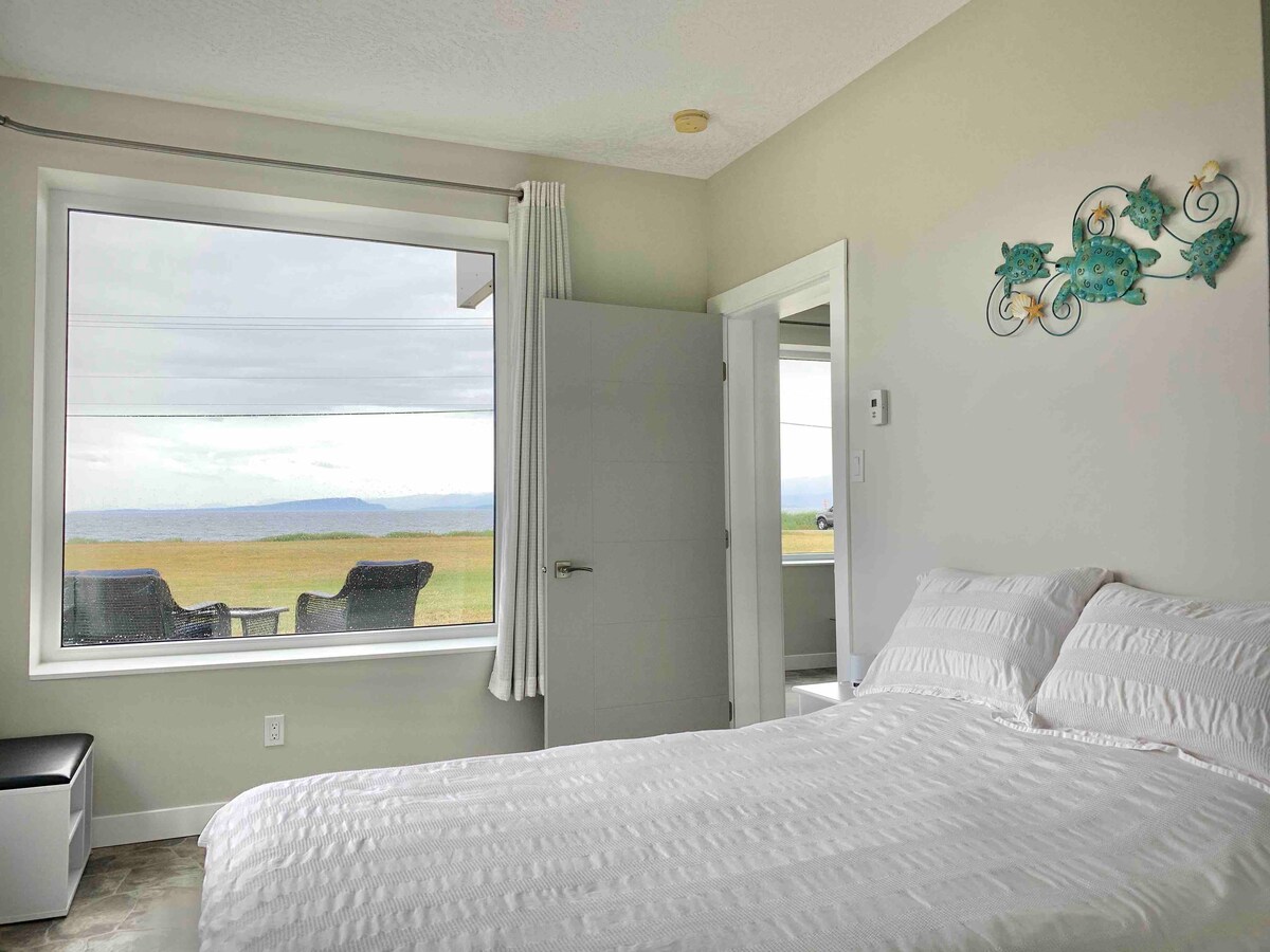 เตียงควีนไซส์ (สารก่อภูมิแพ้ต่ำ) 
กระจกในห้องนอน
ตู้เสื้อผ้าขนาดใหญ่พร้อมชั้นเก็บของมากมาย
ม้านั่งพร้อมชั้นวางของ
โคมไฟห้องนอนแบบแอลอีดีหรี่ได้พร้อมพอร์ตยูเอสบีและที่ป้องกันไฟกระชาก 