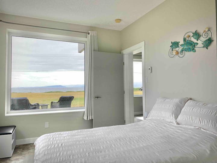 Легло за съхранение на платформа тип „Куин“ (хипоалергенно) 
Огледало в спалнята.  
Голям килер с много рафтове за съхранение. 
Седнете на пейка с рафтове. 
СВЕТОДИОДНИ лампи за затъмняване на спалнята с USB портове и предпазител за пренапрежение. 