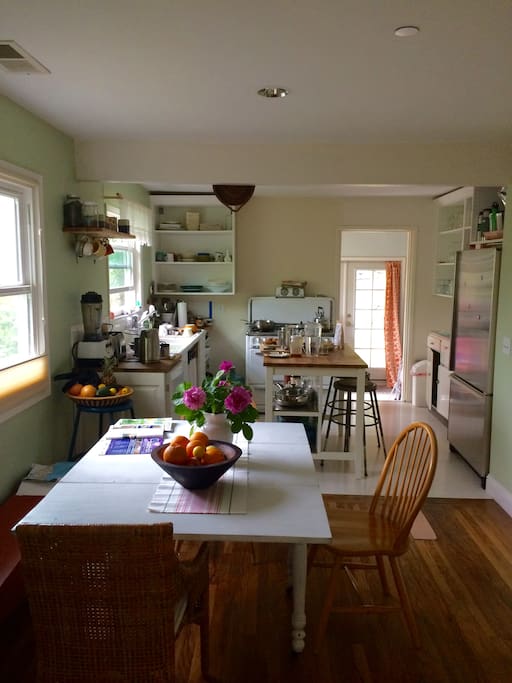 great kitchen with good cooking tools and dining area