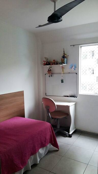 Single bedroom entrance and ceiling fan / Entrada do quarto de solteiro e ventilador de teto