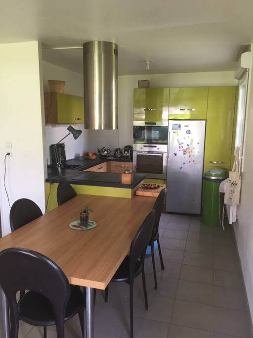 Coin repas suivi de la cuisine équipée