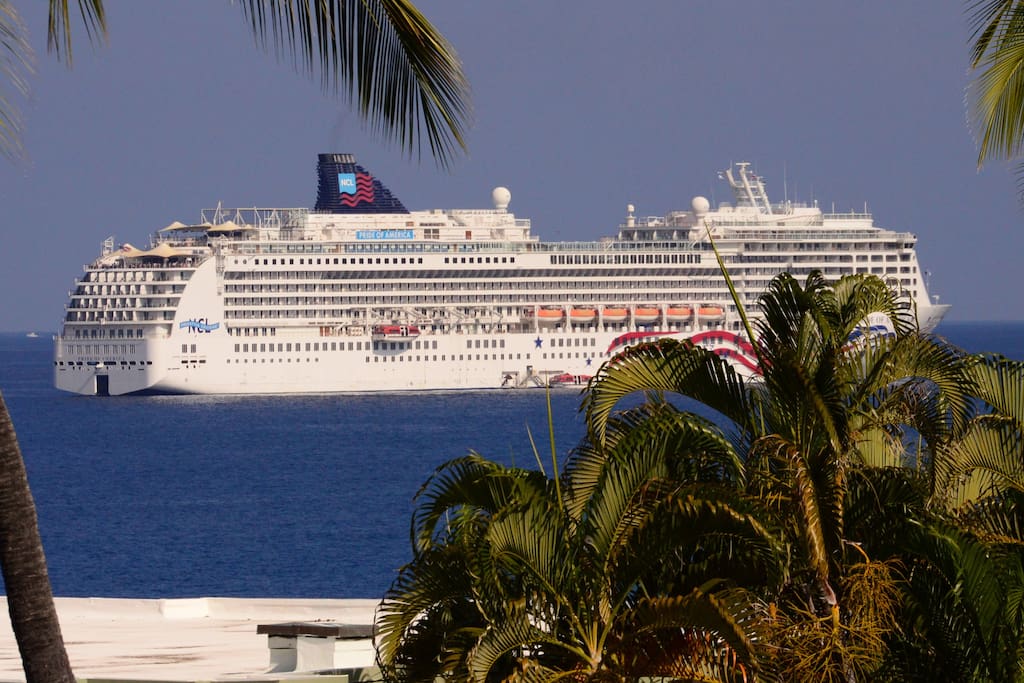 Zoomed in view of cruise ship in Kailua Bay