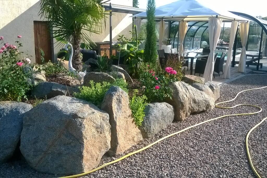 pareterre et terrasse devant la piscine à l'interirur de notre propriété