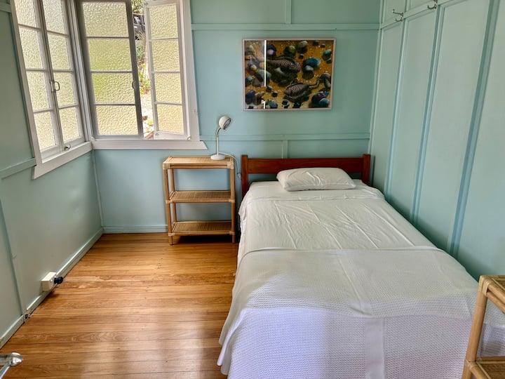 一张加大双人床，一张单人床 