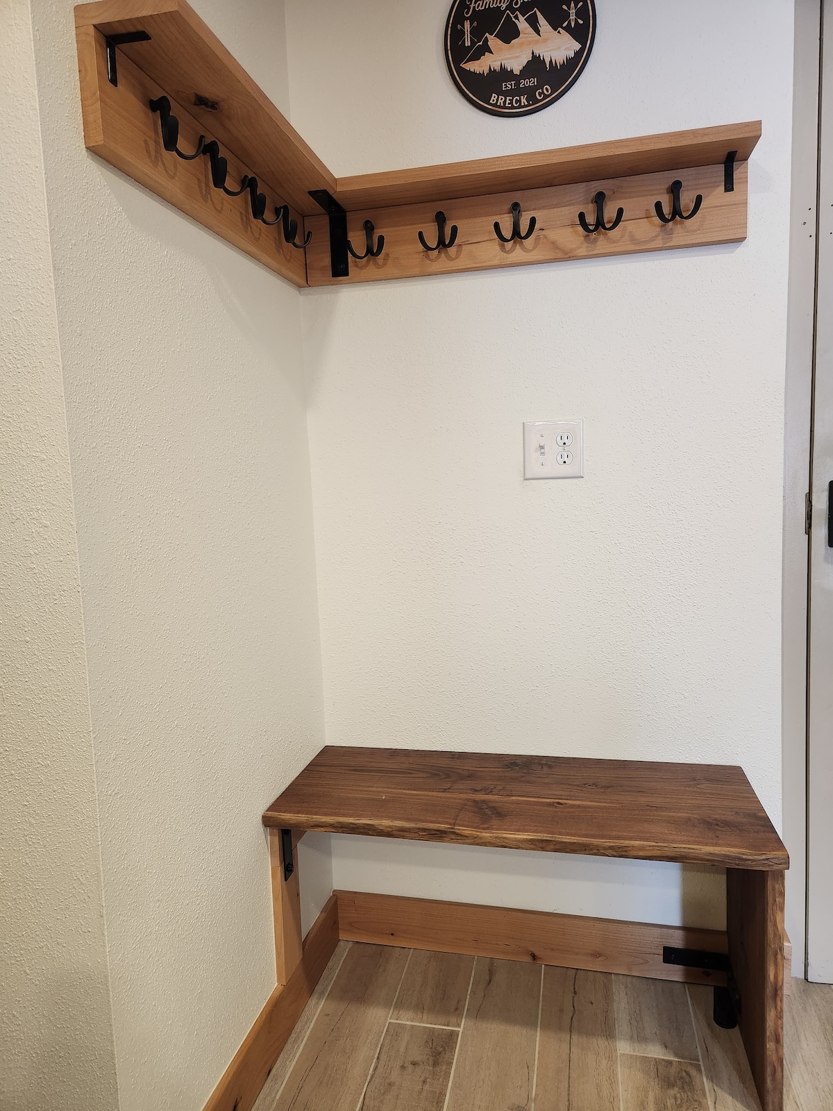 มีตะขอมากมายสำหรับใส่อุปกรณ์สกีทั้งหมดของคุณ ถาดรองเท้าบูทและม้านั่งสำหรับเก็บรองเท้าที่สะดวกสบาย 