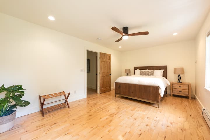 Hlavný dom na poschodí spálňa s manželskou posteľou č.2