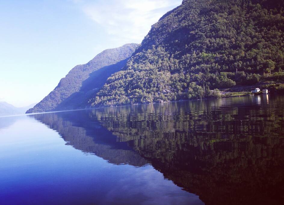 Stana Gard i vakkert fjordlandskap.