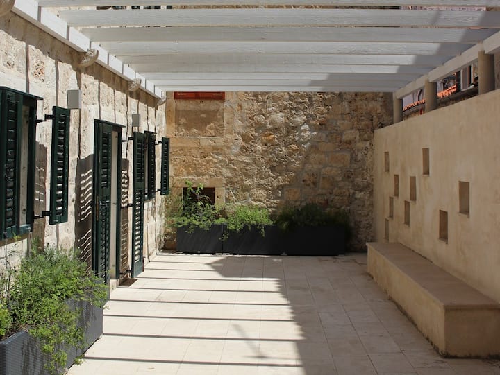 Old City House With A Unique Courtyard - Dubrovnik