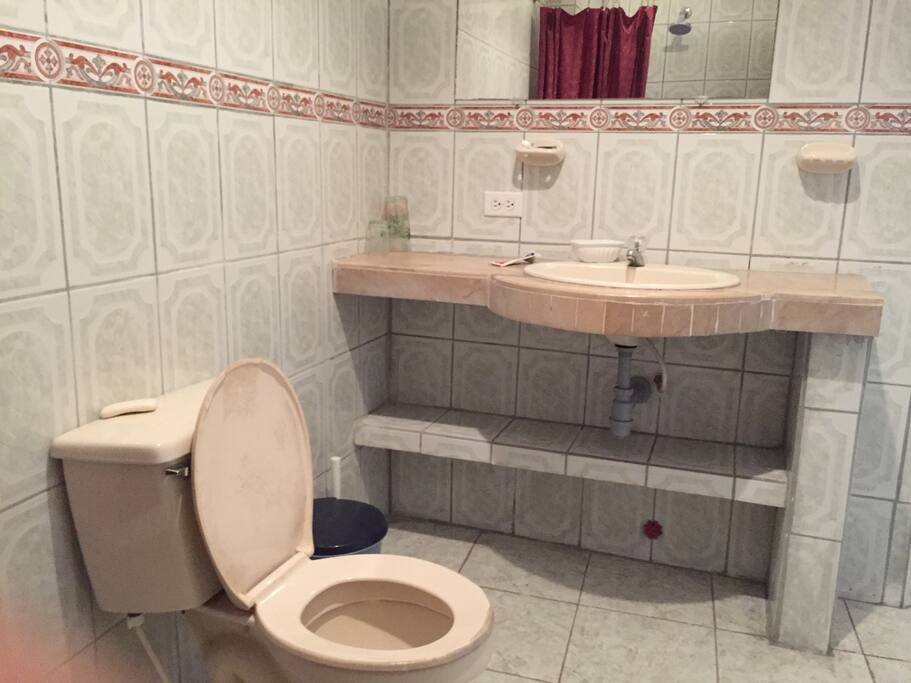 Baño privado y lavamanos