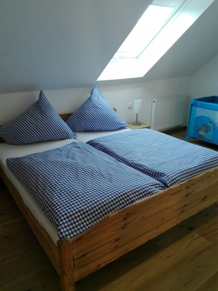 Спална соба со брачен кревет (широк 125 - 149 см