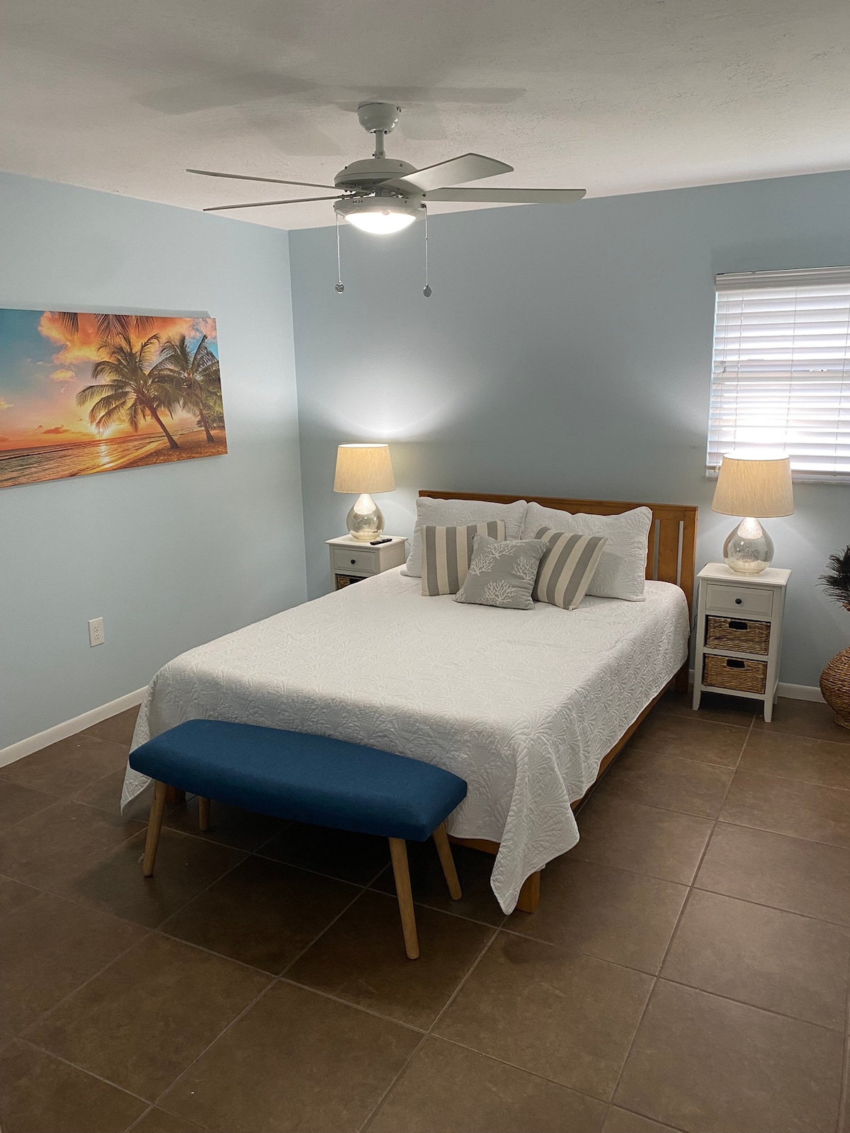 ห้องพักพร้อมเตียงควีนไซส์และสมาร์ททีวีขนาด 42 นิ้ว