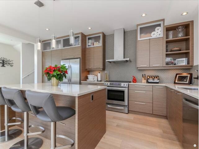 “Sea Breeze” West Coast Ocean View House, Victoria gallery image 2