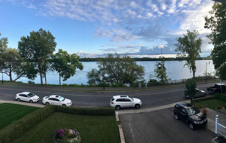 The Riverview-Beautiful Water Front Apartment